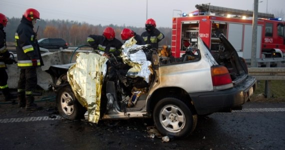 3 osoby zginęły w wypadku, do którego doszło na zjeździe z autostrady A2 w kierunku Poznania. Auto uderzyło w bariery ochronne i zapaliło się. Jedyny pasażer, którego udało się uratować, to dwuletnie dziecko.
