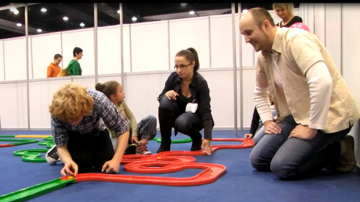 Gry planszowe, które dopiero będę miały swoją premierę w Polsce, zabawkowe roboty dla dzieci czy niezwykłe modele kolejek. To wszystko można było podziwiać w Gdańsku na targach "Gra i zabawa". Ogromnym zainteresowaniem - zarówno dorosłych jak i dzieci - cieszył się też największy w kraju, 160-metrowy tor do... gry w kapsle.