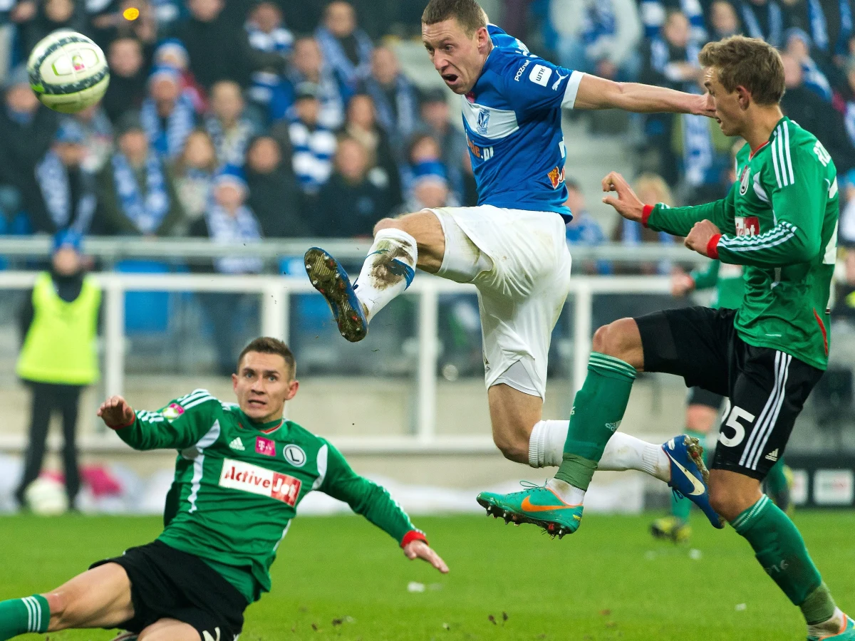 Legia Warszawa zwyciężyła 3:1 hitowe spotkanie T-Mobile Ekstraklasy w Poznaniu. Drużyna Jana Urbana w ciągu pół godziny zaaplikowała Lechowi Poznań trzy bramki. Trafienie Bartosza Ślusarskiego w końcówce spotkania było dla poznaniaków tylko "golem na otarcie łez". 

