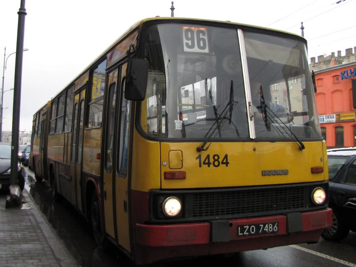 Niesprawne hamulce i układ kierowniczy, wycieki oleju i innych płynów, przepalone żarówki - lista usterek w miejskich autobusach jest bardzo długa. Jednodniowa kontrola inspektorów transportu drogowego we Wrocławiu wykazała, że połowa takich pojazdów w ogóle nie powinna wyjechać na trasy. W Łodzi jest lepiej, ale na komfort jazdy większość pasażerów nie ma co liczyć.