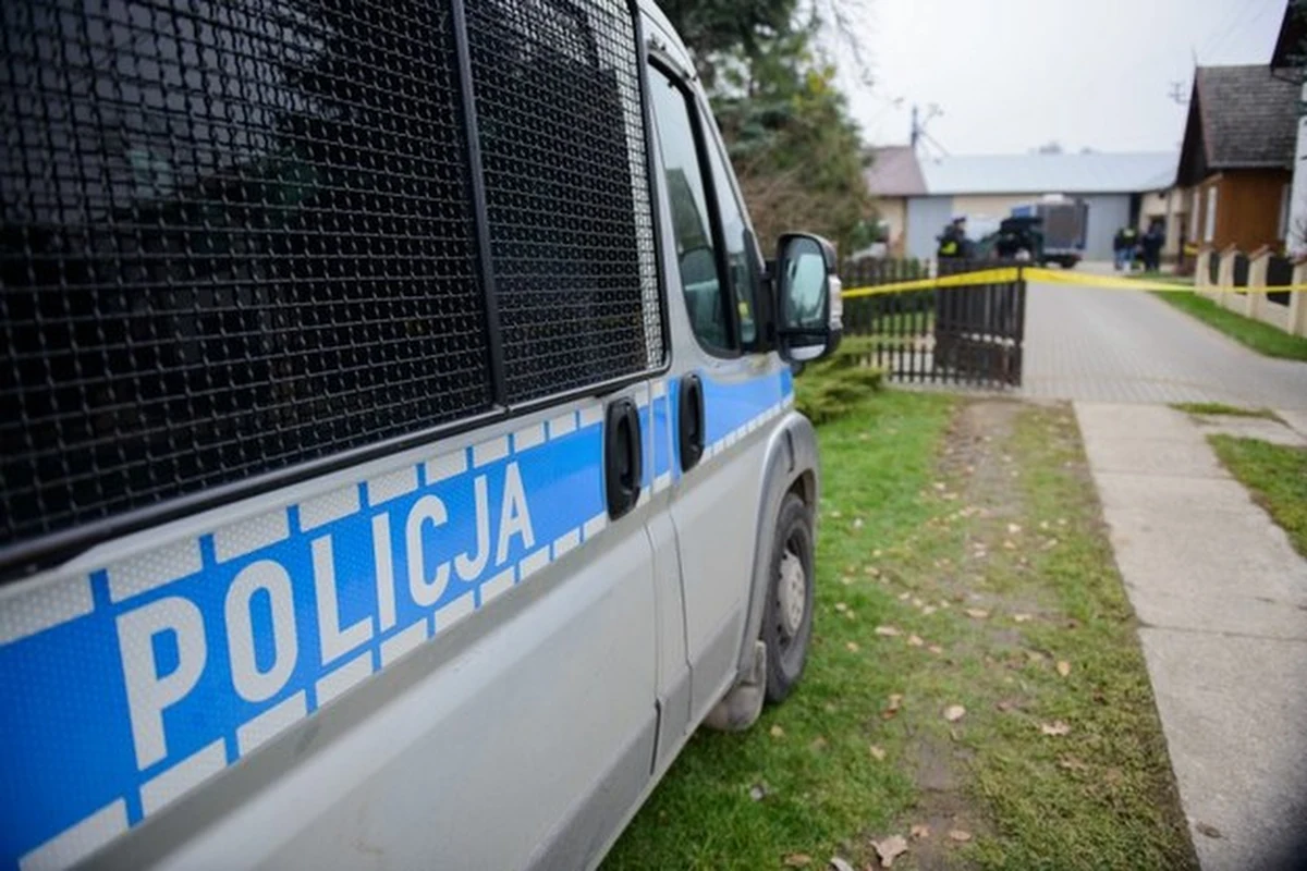 Zatrzymany wczoraj 25-latek spod Dąbrowy Tarnowskiej w Małopolsce pośredniczył w handlu bronią. Z zapasów, jakie zgromadził, można by skonstruować kilka średniej wielkości bomb. Mężczyzna przechowywał materiały wybuchowe w domu.