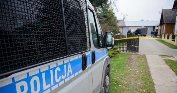 Zatrzymany wczoraj 25-latek spod Dąbrowy Tarnowskiej w Małopolsce pośredniczył w handlu bronią. Z zapasów, jakie zgromadził, można by skonstruować kilka średniej wielkości bomb. Mężczyzna przechowywał materiały wybuchowe w domu.