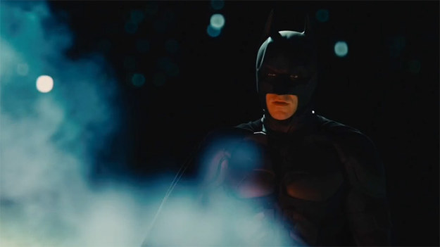 Ostatnia część kasowej trylogii Christophera Nolana debiutuje na Blu-ray o DVD. Po ośmiu latach nieobecności Batman powraca, by uratować Gotham City przed zamaskowanym terrorystą Bane'em.
