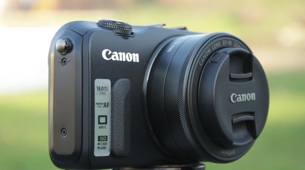 EOS M to pierwszy model bezlusterkowego aparatu z wymienną optyką w ofercie firmy Canon. Ta niewielka cyfrówka wyposażona została w wiele rozwiązań znanych z lustrzanek EOS i może z powodzeniem zastąpić nawet bardziej zaawansowane aparaty.