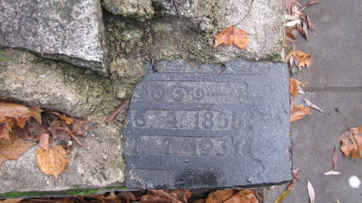 W Szczecinie przy skarpie na ulicy Słowackiego są fragmenty cmentarnych pomników przedwojennych mieszkańców miasta. W murze otaczającym park widać płytę nagrobną 82-letniego Niemca.