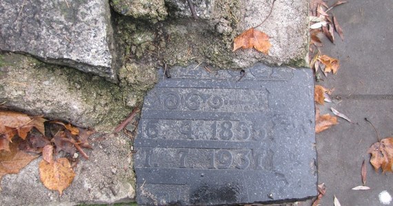 W Szczecinie przy skarpie na ulicy Słowackiego są fragmenty cmentarnych pomników przedwojennych mieszkańców miasta. W murze otaczającym park widać płytę nagrobną 82-letniego Niemca.