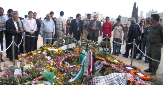 W Ramallah zaczął się demontaż sarkofagu Jasera Arafata, pochowanego osiem lat temu. Jutro - podczas ekshumacji palestyńskiego przywódcy - pobrane zostaną próbki. Badania mają pomóc odpowiedzieć na pytane, czy Arafat został otruty radioaktywnym polonem, który stwierdzono na jego ubraniu. 