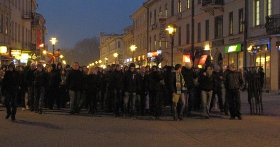 Stop tolerancji dla nietolerancji. Około trzystu kibiców Motoru Lublin pikietowało przed lubelskim ratuszem. Był to protest przeciwko komiksom, które pojawiły się na biletach komunikacji miejskiej. Zdaniem kibiców, rysunki przedstawiały ich w niekorzystnym świetle - jako rasistów, ksenofobów i antysemitów.