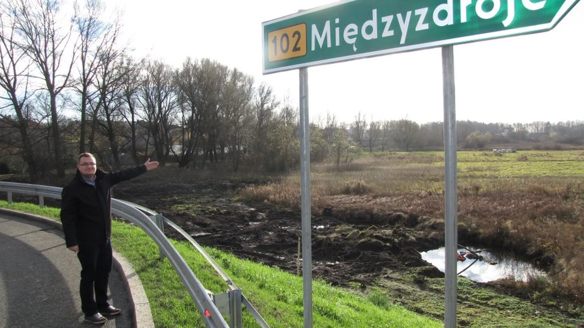 Wokół Trzebiatowa powstała obwodnica, którą przejeżdżający przez miasto kierowcy omijają szerokim łukiem. To dlatego, że dwa fragmenty drogi dzieli mierząca ponad 2 kilometry długości... dziura.