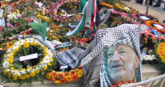 W Ramallah na Zachodnim Brzegu odbyła się ekshumacja Jasera Arafata, zmarłego w listopadzie 2004 roku przywódcy Palestyńczyków. Próbki szczątków przebadają szwajcarscy i francuscy eksperci. W ekshumacji uczestniczyli także specjaliści z Rosji. 