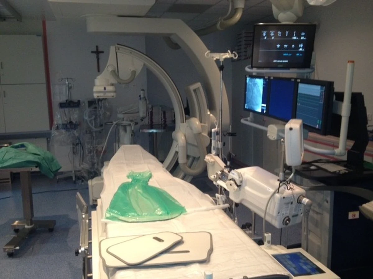 W Szpitalu Uniwersyteckim w Krakowie zostanie dziś przeprowadzona nowatorska operacja serca w technice 3D. "Będziemy mieli na kilku ekranach serce. Trzeba w mózgu operatora te obrazy wszystkie przetworzyć w jeden, żeby ostatecznie podjąć dobre decyzje” -  wyjaśnia profesor Dariusz Dudek, który kieruje zespołem lekarzy. Zabieg będziemy transmitować NA ŻYWO! Start o godzinie 10. 