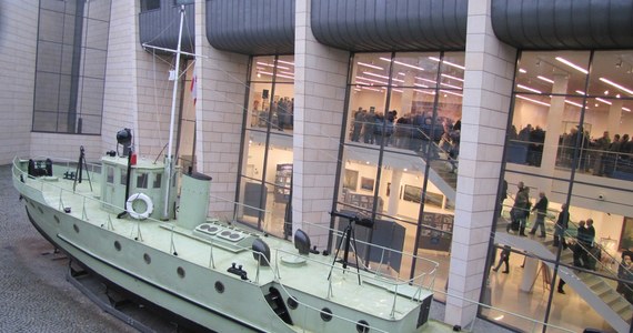 Muzeum Marynarki Wojennej ma nową siedzibę. Budowa gmachu, który stanął tuż przy plaży w centrum Gdyni, trwała w sumie 10 lat. Dzisiaj odbyło się uroczyste otwarcie muzeum, ale dla zwiedzających będzie ono dostępne dopiero od 1 grudnia.