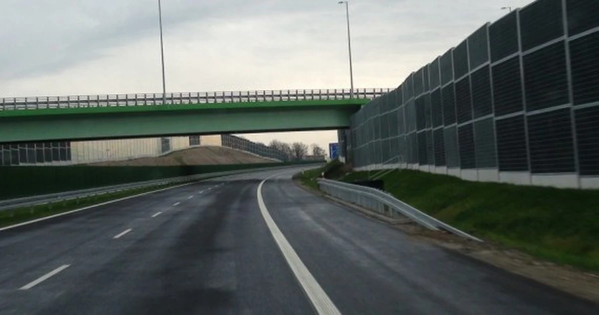 Kierowcy mogą już przejechać nowym, prawie 60-kilometrowym odcinkiem autostrady A4 Szarów-Tarnów. Drogowcy oddali trasę do użytku pół roku po terminie. Jest to jednak "najdziwniejsza" autostrada w Polsce: pełna zakazów i ograniczeń.
