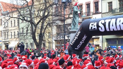 Św. Mikołaje pobiegli w półmaratonie