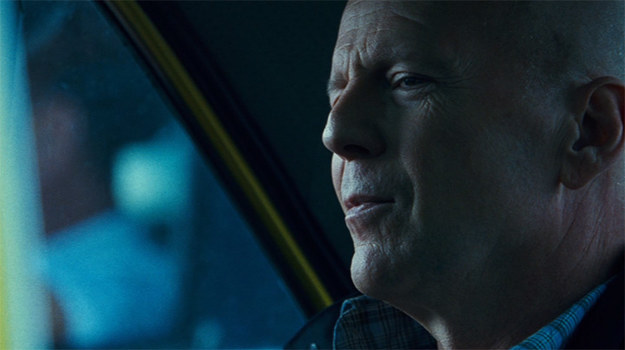 John McClane (Bruce Willis) powraca, by stawić czoła największemu wyzwaniu w swej dotychczasowej karierze i zapobiec wybuchowi zbrojnego konfliktu na międzynarodową skalę.