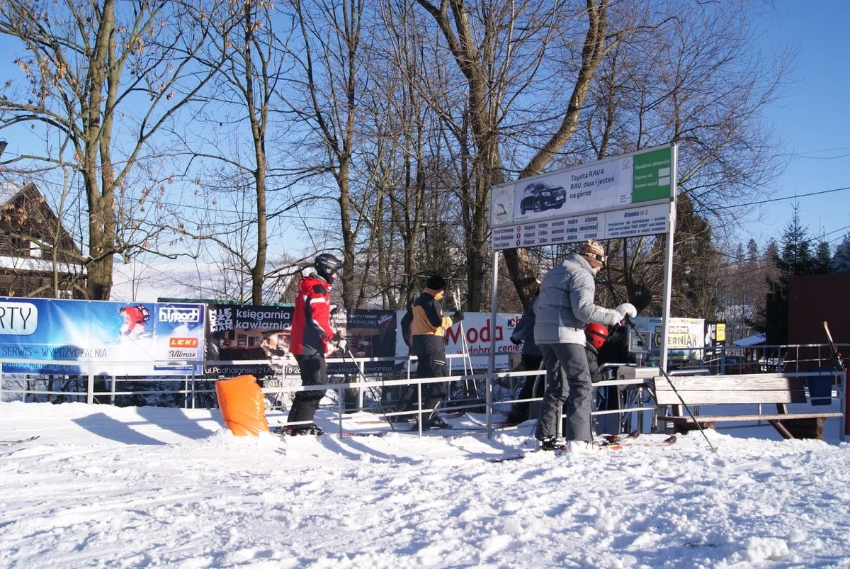 Mróz ścisnął w górach, a to oznacza, że w ruch poszły armaty śnieżne. Co bardziej niecierpliwi już w ten weekend będą więc mogli zaznać białego szaleństwa. Specjalnie dla Was sprawdziliśmy, jakie warunki panują na kilku wybranych stokach – m.in. w Gorcach i na Podhalu. Zobaczcie obraz z kamer!