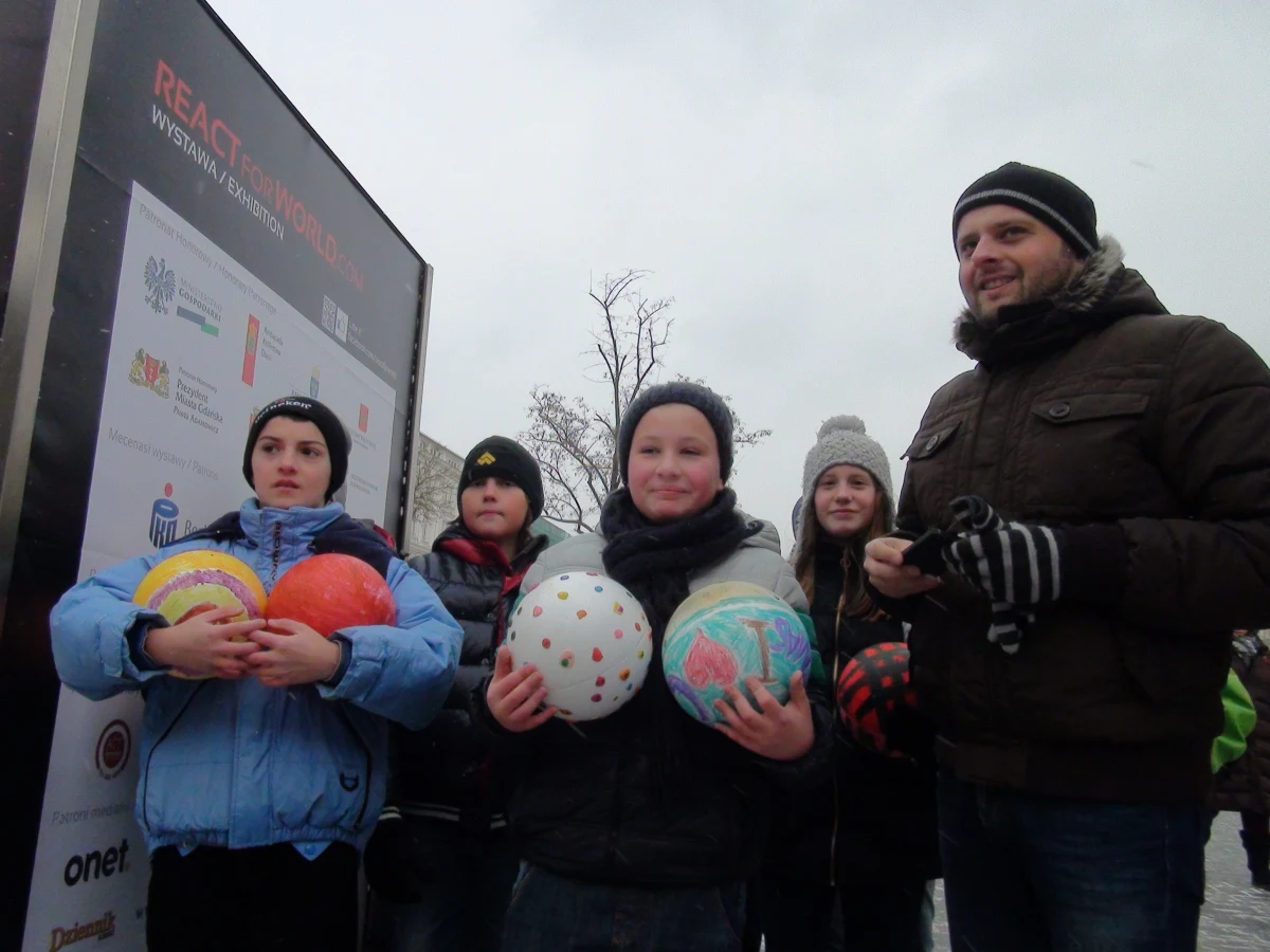 Wielki Finał naszej choinkowej zabawy już za nami! O godz. 16 nasze drzewko rozbłysło mnóstwem światełek, które odpalił prezydent Krakowa Jacek Majchrowski wraz z jednym z uczniów. Ozdoby, którymi od rana przystrajaliśmy drzewko, przygotowali uczniowie krakowskich szkół i przedszkolaki. Na wierzchołku drzewka dumnie prezentuje się zaś gwiazda, którą własnoręcznie wykonali gimnazjaliści z Leszna.