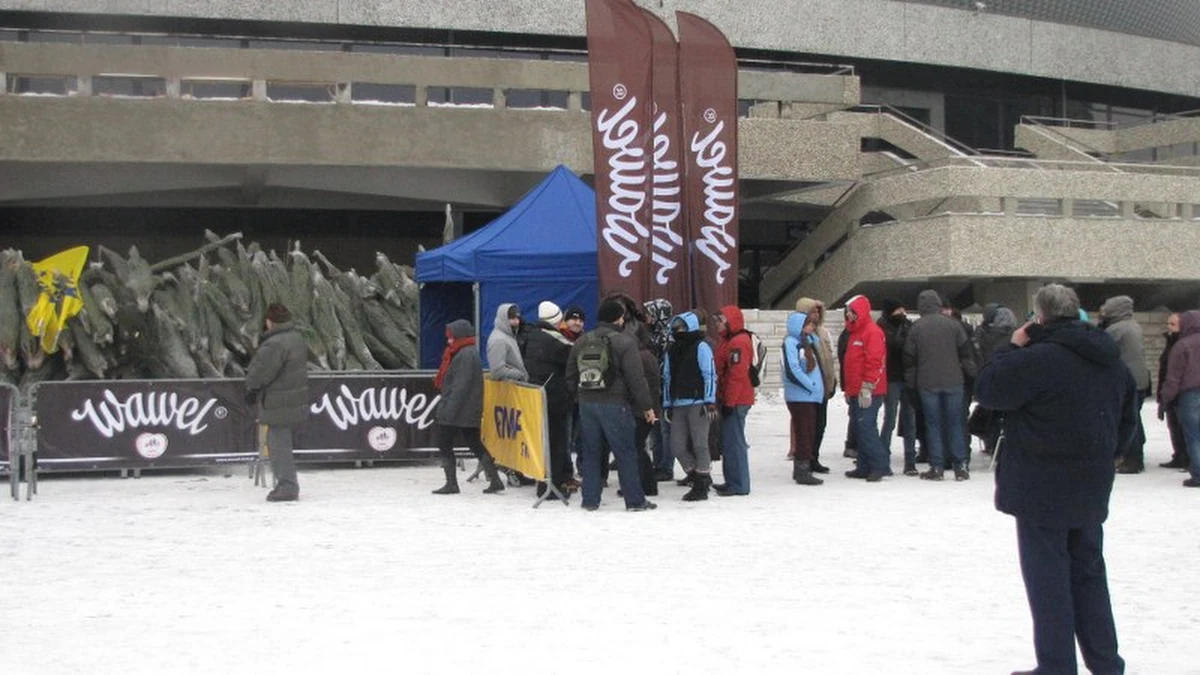 Pierwsze choinki pod choinkę od RMF FM rozdane. Na dobry początek rozdaliśmy dzisiaj tysiąc drzewek w Katowicach. Kolejka chętnych wydłużała się przed katowickim Spodkiem z godziny na godzinę. By otrzymać choinkę, wystarczyło przyjść, a by zwiększyć swoje szanse... zaśpiewać.