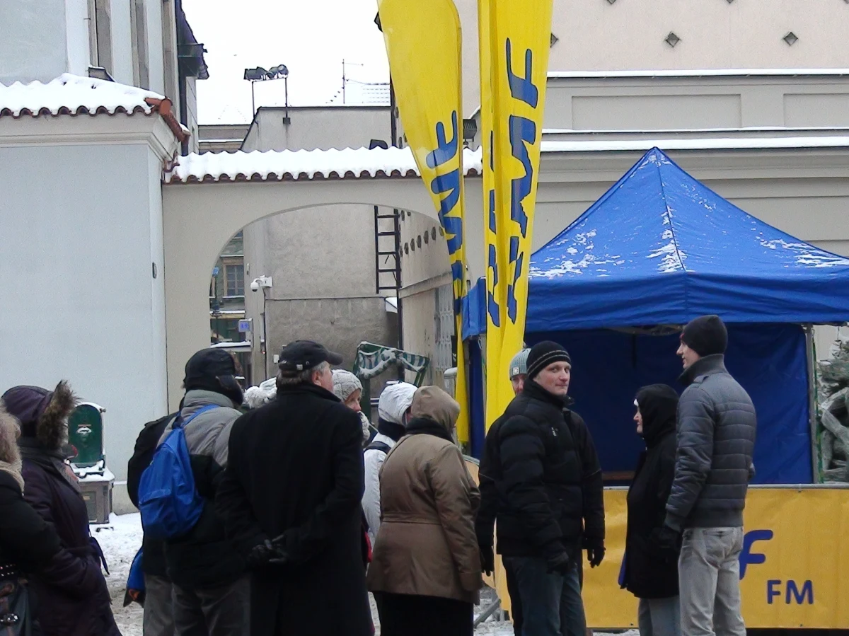 Kolejne choinki pod choinkę od RMF FM czekają na Was. Tysiące drzewek rozdaliśmy już w Katowicach i we Wrocławiu. W środę byliśmy w Poznaniu, w czwartek zawitamy do Szczecina! By otrzymać choinkę, wystarczyło przyjść na poznański Stary Rynek, a by zwiększyć swoje szanse... zaśpiewać.