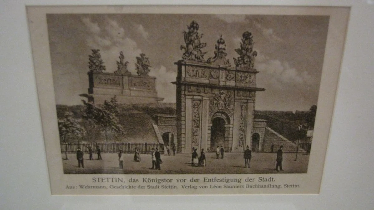 Wysłał ją dokładnie sto lat temu urzeczony niecodzienną kombinacją liczb w dacie i godzinie. W środę, dokładnie wiek później, o godzinie 12:12 odczytano w szczecińskim muzeum tekst z widokówki nadanej przez Hansa-Justusa do swojej znajomej o imieniu Charlotte. Niezwykła pamiątka przedstawia Bramę Królewską w Szczecinie.