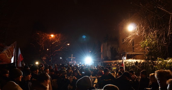 Jak co roku przed domem generała Wojciecha Jaruzelskiego na warszawskim Mokotowie manifestowali przeciwnicy decyzji o wprowadzeniu stanu wojennego. Dzisiaj przypada 31. rocznica tego wydarzenia. Przed domem generała, który wczoraj trafił do szpitala z powodu krwotoku, zapalono kilkadziesiąt zniczy ułożonych w kształt krzyża. Ponad 350 manifestantów odśpiewało hymn. Odczytali także nazwiska osób zabitych w stanie wojennym, a po każdym z nich powtarzali: "Zginął za wolną Polskę".