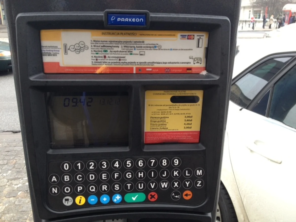 Główny Inspektor Ochrony Danych Osobowych sprawdza, czy stołeczny ratusz nie inwigiluje kierowców. Wszystko z powodu nowych parkomatów, w których płacąc za bilet trzeba wprowadzić numer rejestracyjny samochodu. Inspekcja ma wykazać, czy do danych samochodów oraz kierowców, które można ze sobą powiązać, ma dostęp ten sam dział urzędu. 