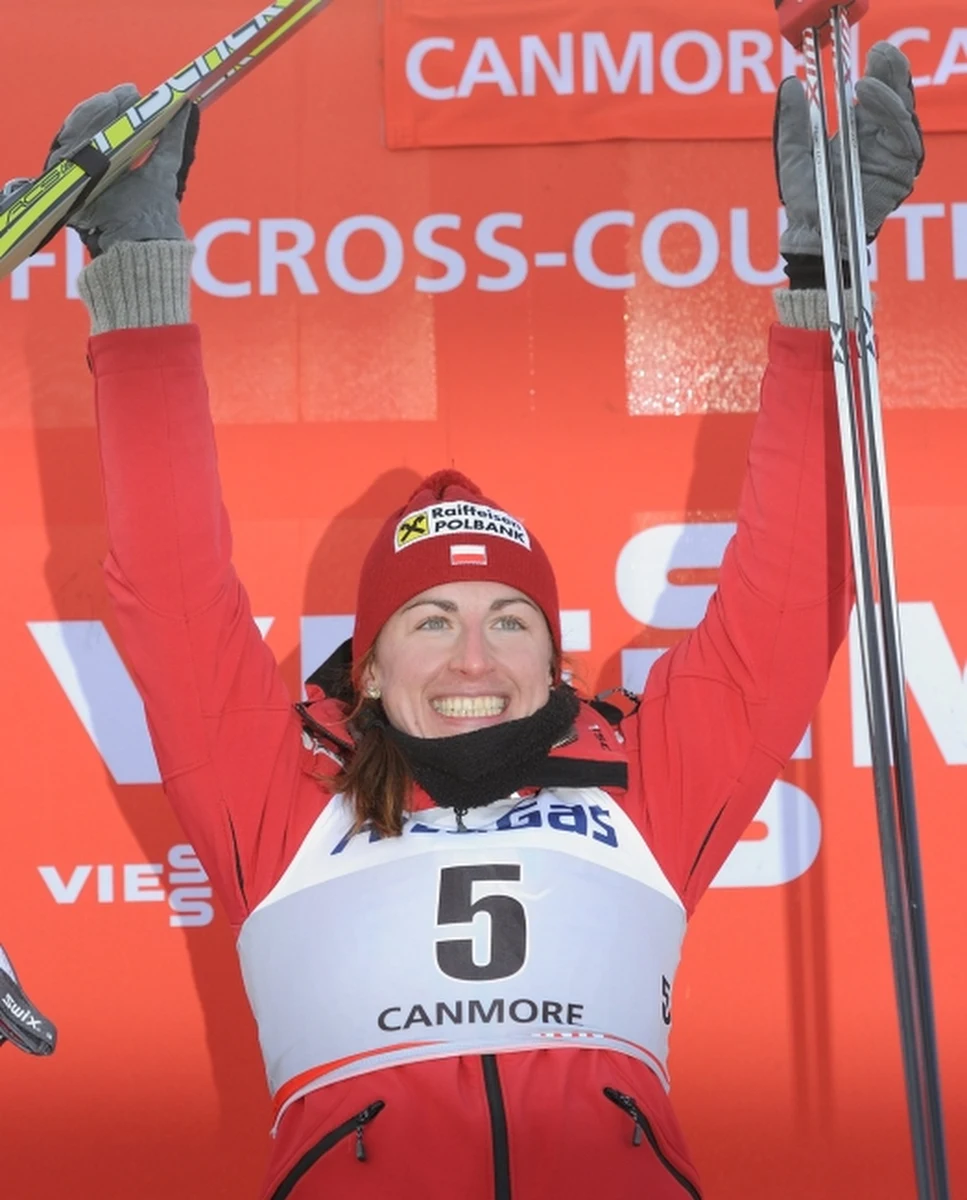 Justyna Kowalczyk stanie dziś przed szansą objęcia prowadzenia w klasyfikacji generalnej narciarskiego Pucharu Świata. Jeśli w sprincie zajmie co najmniej drugie miejsce, odbierze żółty plastron liderki nieobecnej w kanadyjskim Canmore Norweżce Marit Bjoergen.