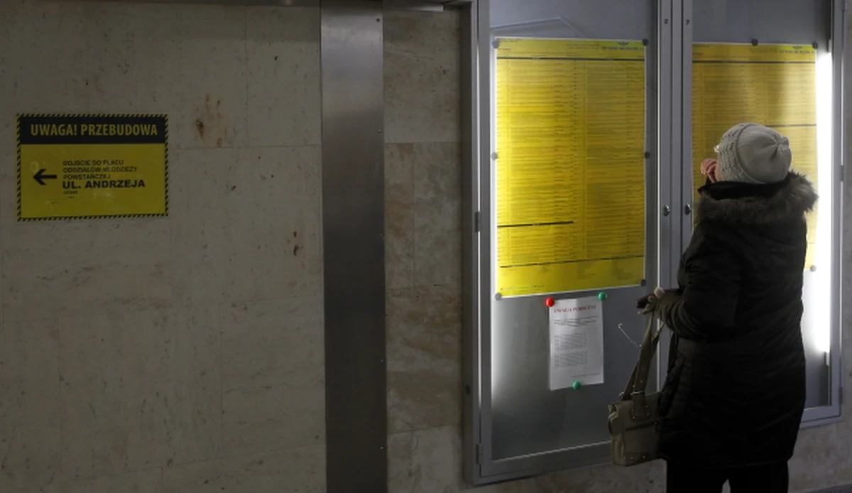 Około setki osób wzięło udział w happeningu "Żegnaj antresolo", który miał miejsce przed budynkiem dworca Gdańsk Główny. Chętni mogli młotkami zniszczyć makietę symbolizującą antresolę w holu zabytkowego dworca, która niebawem zostanie rozebrana.