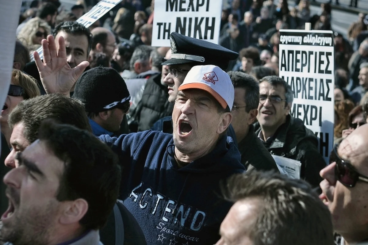 Przedstawiciele stowarzyszeń antyrasistowskich z 20 krajów Europy oraz greckich partii politycznych zorganizowali w centrum Aten w demonstrację pod hasłem "Powstrzymać neonazistów!". Na czele demonstracji, której uczestnicy przeszli spod gmachu parlamentu w pobliże Akropolu, niesiono wielki transparent z napisem: "Europa przeciwko neonazizmowi".