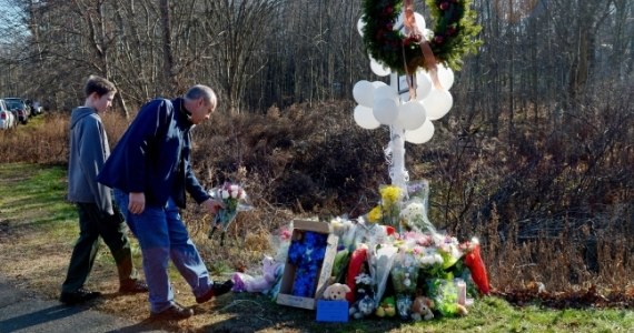 Naczelny lekarz sądowy stanu Connecticut ujawnił nowe fakty dotyczące masakry w szkole podstawowej w Newtown. Ogłosił, że dzieci, które zginęły, były w wieku 6-7 lat. Tak jak inne ofiary, zostały postrzelone wielokrotnie, od 3 do 11 razy.