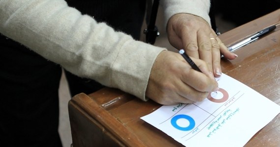 W pierwszym etapie referendum konstytucyjnego nieznaczne zwycięstwo odnieśli zwolennicy nowej ustawy zasadniczej - poinformował dziś członek egipskiego Bractwa Muzułmańskiego powołując się na nieoficjalne wyniki głosowania. Stwierdził, że według danych z 99 procent lokali wyborczych, zwolennicy zmiany zdobyli 56,5 procent głosów.  