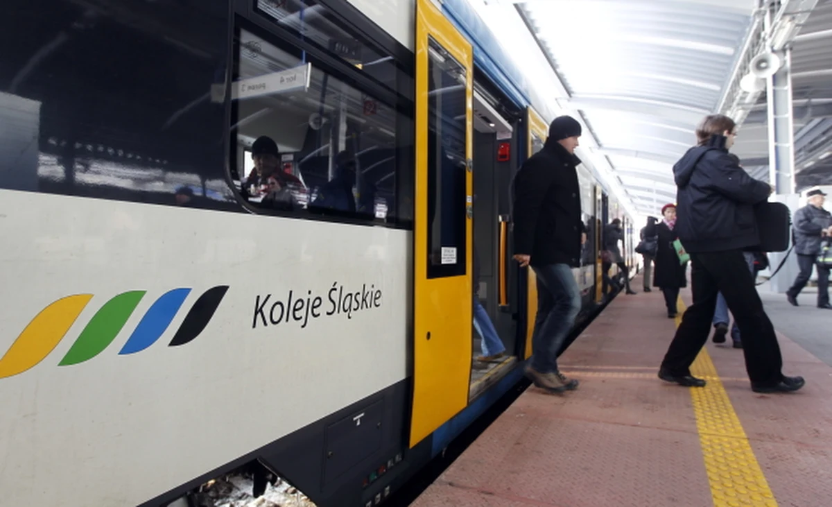 Na tory województwa śląskiego nie wyjedzie dziś 50 przewidzianych w rozkładzie pociągów Kolei Śląskich – informują służby kryzysowe. Na trasach, gdzie miały kursować odwołane składy, pasażerów będą wozić autobusy.