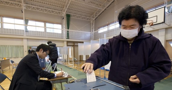 Pierwsze sondaże wskazują, że przedterminowe wybory parlamentarne w Japonii wygrała Partia Liberalno-Demokratyczne  byłego premiera Shinzo Abe. Ugrupowanie najprawdopodobniej uzyskało absolutną większość głosów.