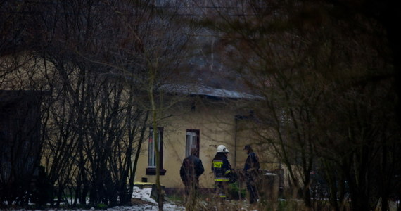 Troje mieszkańców Zelowa: małżeństwo i ich wspólna znajoma - zmarło wskutek zatrucia tlenkiem węgla. Zwłoki znalazł syn starszej pary. Prawdopodobnie przyczyną tragedii była m.in. niesprawna wentylacja.