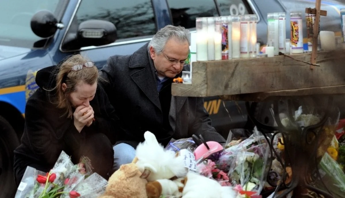 "20-letni Adam Lanza, który w piątek zastrzelił 20 dzieci i 6 dorosłych w szkole podstawowej w Newtown, popełnił samobójstwo, gdy zorientował się, że na miejsce przybyła policja" - powiedział gubernator Connecticut Dannel Malloy w telewizji ABC. Może to oznaczać, że 20-latek planował jeszcze większą masakrę, ale został powstrzymany. Motywy, którymi się kierował, pozostają nieznane.