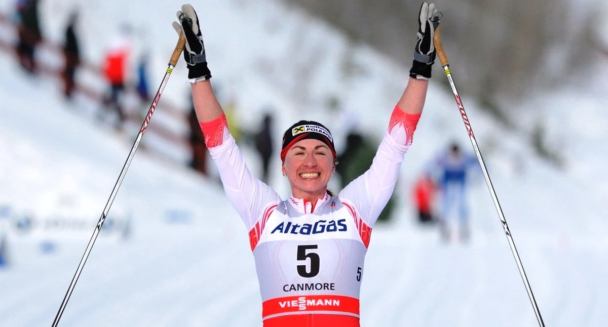 Justyna Kowalczyk bez najmniejszych kłopotów wygrała w Canmore bieg łączony na 15 kilometrów. Polka przez większość czasu biegła samotnie, na mecie wyprzedziła Finkę Annę Kyllonen o 34 sekundy. Pod nieobecność Marit Bjoergen Kowalczyk awansowała na pierwsze miejsce w klasyfikacji generalnej Pucharu Świata. Kolejne zawody dopiero po Świętach.