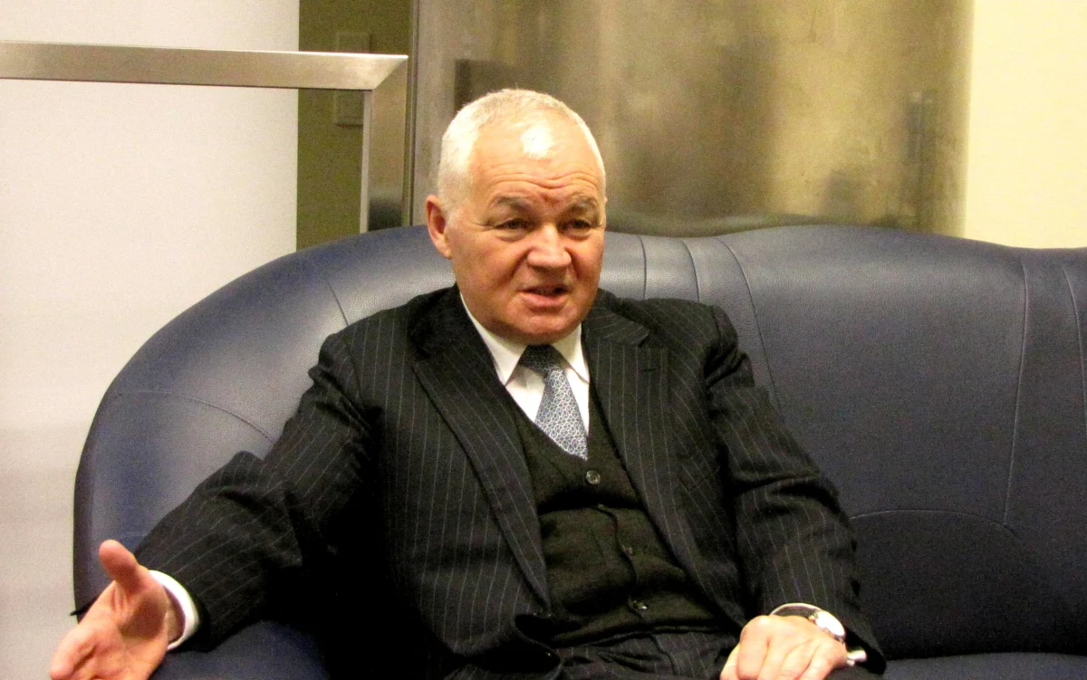 "Jeśli rok 2013 przejdziemy jako tako, być może w 2014 będziemy spełniać kryteria przyjęcia wspólnej waluty. Teraz deklaracjami takimi, jak piątkowe zapowiedzi premiera, wysyłamy ważny sygnał do naszych europejskich partnerów - sygnał, że Polska stawia na Europę, że chce tę Europę budować" - mówi gość Kontrwywiadu RMF FM Jan Krzysztof Bielecki. "Mamy do czynienia z sytuacją kuriozalną. Wchodzimy w nowy układ polityczny, a wejście do strefy euro wciąż regulują stare kryteria. Powinny być określone nowe warunki wchodzenia do strefy euro. Archaiczną konstrukcją jest np. wąż walutowy" - dodaje.