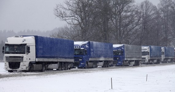 Tylko nieznacznie zmniejszyły się dziś kolejki ciężarówek do przejść granicznych z Białorusią w województwie podlaskim. Kolejka przed Kuźnicą ma 26 kilometrów długości. Problemy mają także kierowcy tirów, którzy odprawiają się na przejściu w Kukurykach na Lubelszczyźnie. Tam ruch utrudnia głównie śnieg.