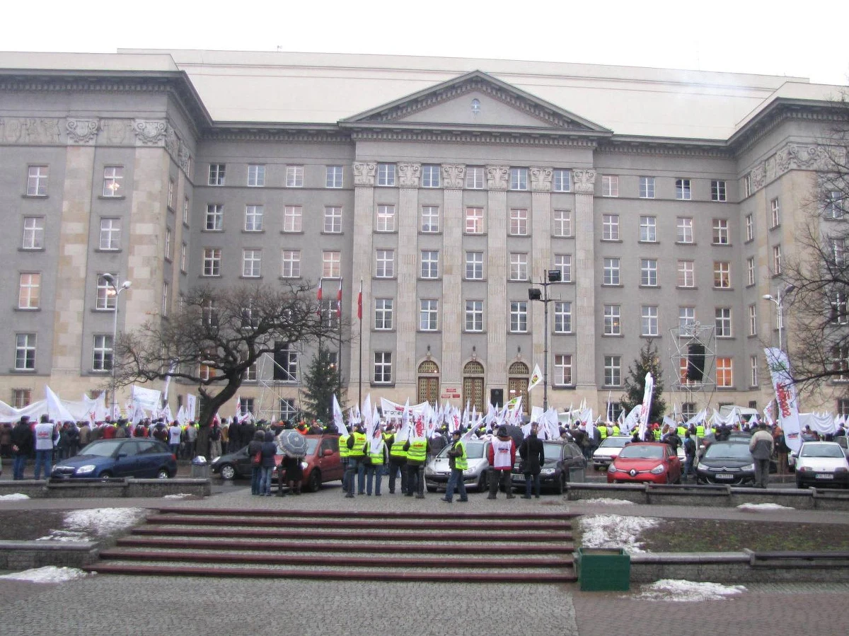 W Katowicach odbyła się demonstracja, którą zorganizował Międzyzwiązkowy Komitet Protestacyjno-Strajkowy. Przed urzędem wojewódzkim zebrało się 2 tysiące osób, między innymi z Solidarności, Związku Zawodowego Górników OPZZ i Sierpnia 80. Od czasu do czasu wybuchały petardy, ale było dość spokojnie.