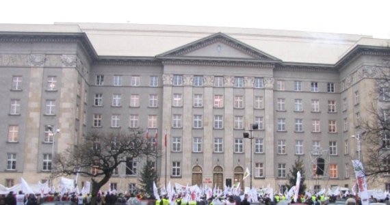 W Katowicach odbyła się demonstracja, którą zorganizował Międzyzwiązkowy Komitet Protestacyjno-Strajkowy. Przed urzędem wojewódzkim zebrało się 2 tysiące osób, między innymi z Solidarności, Związku Zawodowego Górników OPZZ i Sierpnia 80. Od czasu do czasu wybuchały petardy, ale było dość spokojnie.