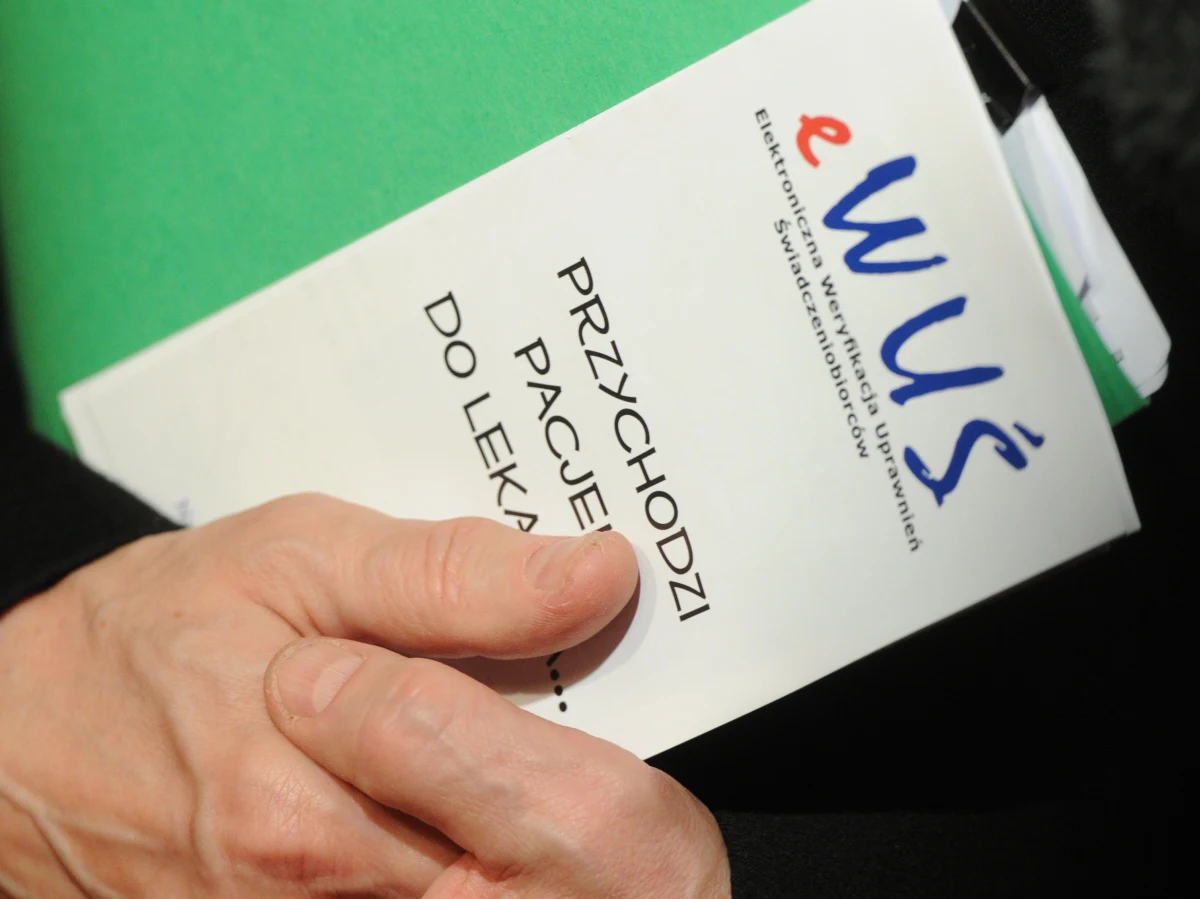 Już 70 procent szpitali i przychodni może na podstawie numeru PESEL sprawdzać, czy pacjenci mają uprawnienia do wizyty u lekarza. Internetowa e-weryfikacja przy rejestracji trwa kilkanaście sekund. Prezes NFZ i minister cyfryzacji Michał Boni zapewniają, ze system wytrzyma milion sprawdzeń dziennie.