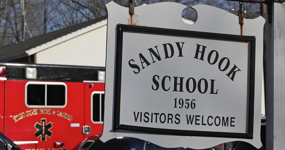 Przy wzmocnionej ochronie uczniowie w Newtown, w stanie Connecticut, wracają do szkół po raz pierwszy od masakry w miejscowej podstawówce, w której zginęło 20 dzieci i 6 dorosłych. Zajęcia rozpoczynają się we wszystkich placówkach oprócz Sandy Hook Elementary, w której rozegrała się piątkowa tragedia. 