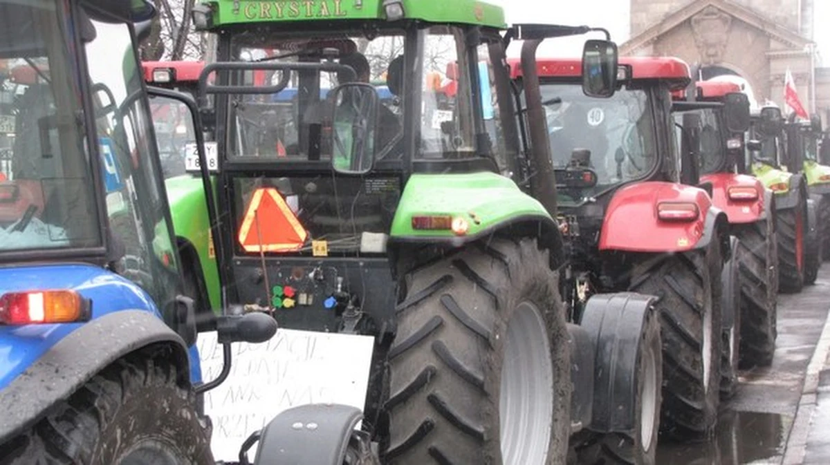 Około 50 ciągników rolniczych - blokując ruch - przejechało ulicami Szczecina. Od blisko dwóch tygodni protestują przeciwko nieprawidłowej - ich zdaniem - sprzedaży ziemi przez Agencję Nieruchomości Rolnych w Szczecinie. 