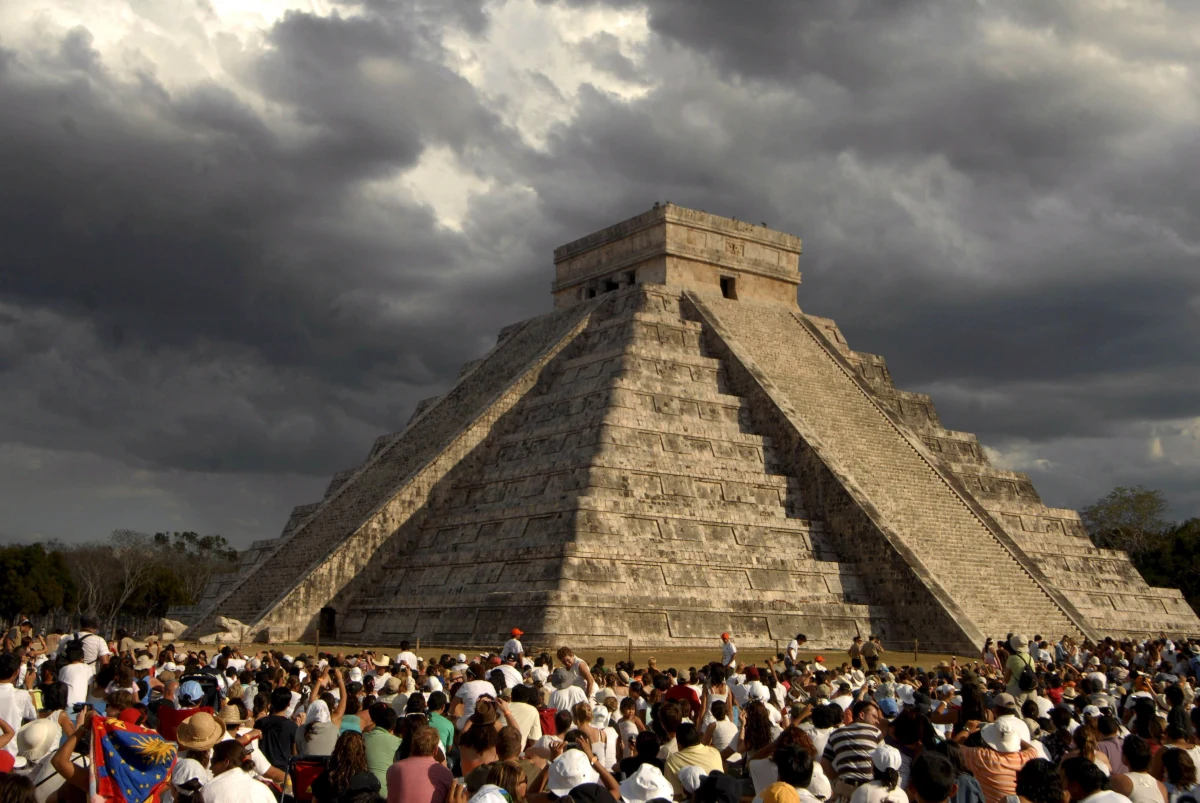 21 grudnia tego roku będzie dniem jak co dzień: początkiem astronomicznej zimy na półkuli północnej. W tym roku nadejdzie ona trochę ponad kwadrans po południu polskiego czasu. Nic nie wskazuje na to, by poza tym miało się wydarzyć coś naprawdę istotnego. Poza tym oczywiście, że kolejne pogłoski o końcu świata okażą się nieprawdziwe.