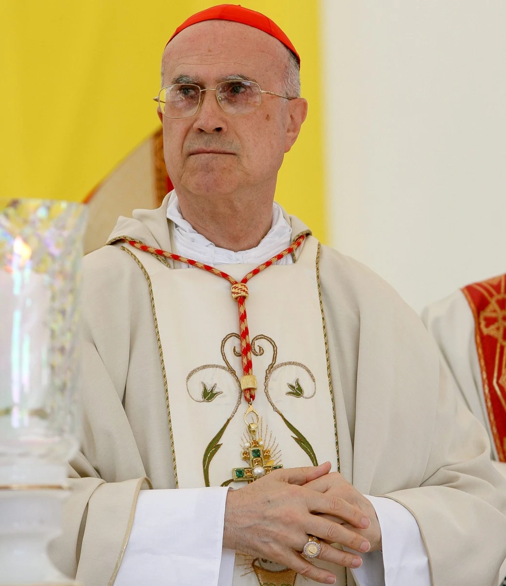 Watykański sekretarz stanu kardynał Tarcisio Bertone stwierdził, że konieczna jest redukcja wydatków Stolicy Apostolskiej. Zwrócił również uwagę na potrzebę większej przejrzystości w finansach Watykanu. „Stolica Apostolska, mimo odmienności swej natury i celów zarządzania dobrami, musi wprowadzić stopniową, ale skuteczną redukcję kosztów w związku z utrzymującą się niemożliwością zwiększenia dochodów” – stwierdził. 