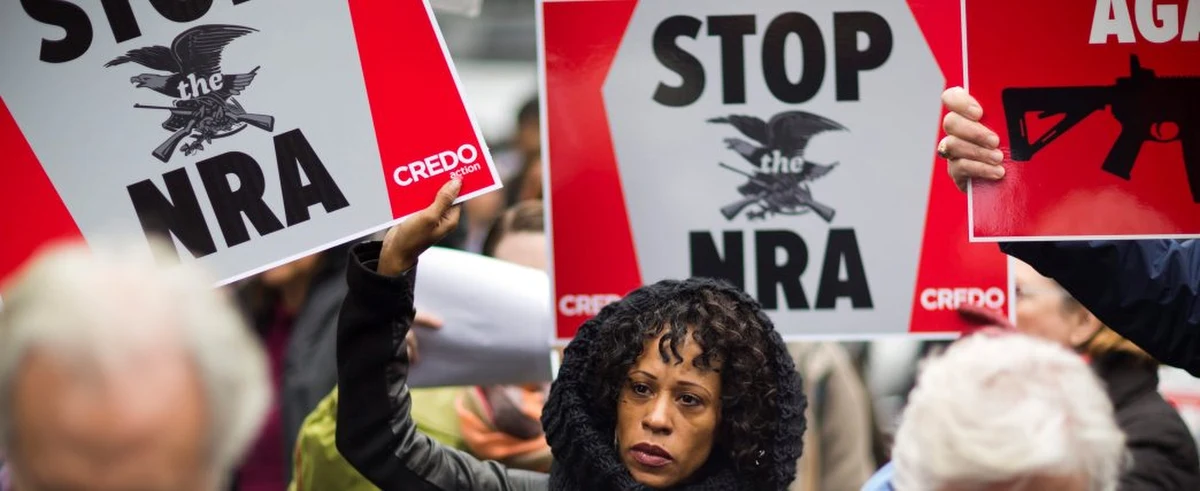 Amerykańskie Krajowe Stowarzyszenie Strzeleckie (NRA) jest "zszokowane" masakrą w szkole podstawowej w Newtown. "To były straszliwe i bezsensowne zabójstwa" - oświadczyła organizacja, uważana za wpływowe lobby zwolenników broni.