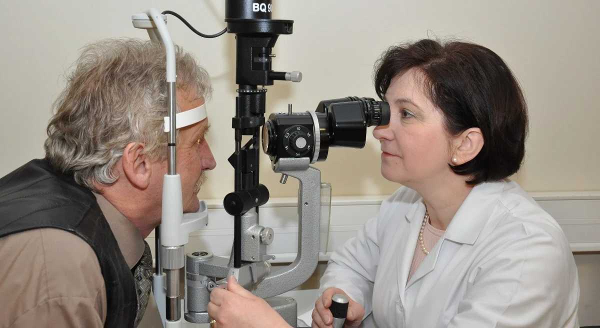 Lekarze z Katowic jako pierwsi w Polsce usunęli pacjentowi zaćmę wszczepiając mu soczewkę bioanalogiczną, czyli zbliżoną do naturalnej. Umożliwia ona wyraźne widzenie z bliska i na dużą odległość bez okularów.