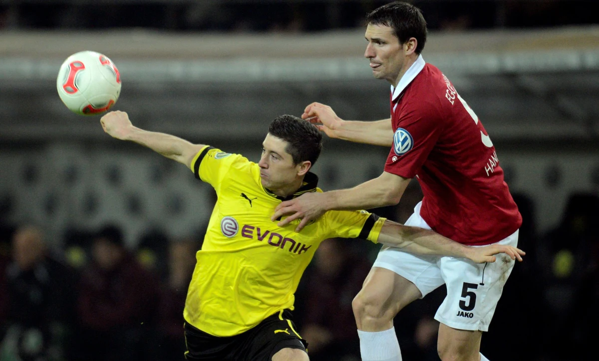 Jakub Błaszczykowski i Robert Lewandowski zdobyli po bramce, a  Borussia Dortmund wygrała u siebie z Hannoverem 96 5:1 w 1/8 finału piłkarskiego Pucharu Niemiec. Do tej fazy rozgrywek nie wszedł Bayer Leverkusen, który ma w składzie innych polskich piłkarzy –  Sebastiana Boenischa i Arkadiusza Milika.
