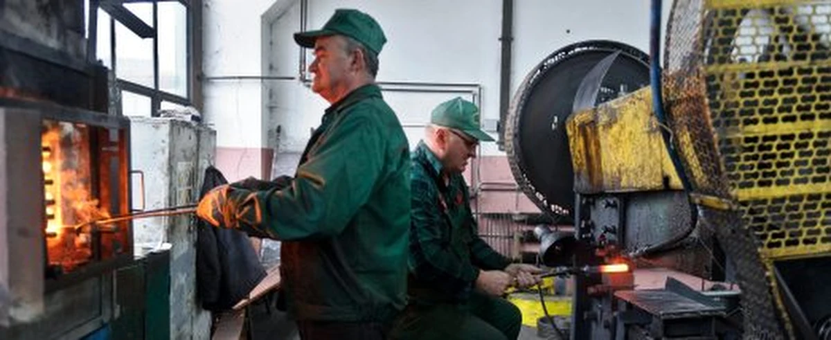 Rząd pracuje nad nową ustawą antykryzysową - dowiedział się dziennikarz RMF FM Krzysztof Berenda. Ma ona zmniejszyć skalę zwolnień w firmach dzięki dopłatom. Ministerstwo pracy jest już po pierwszych konsultacjach z pracodawcami i związkowcami.