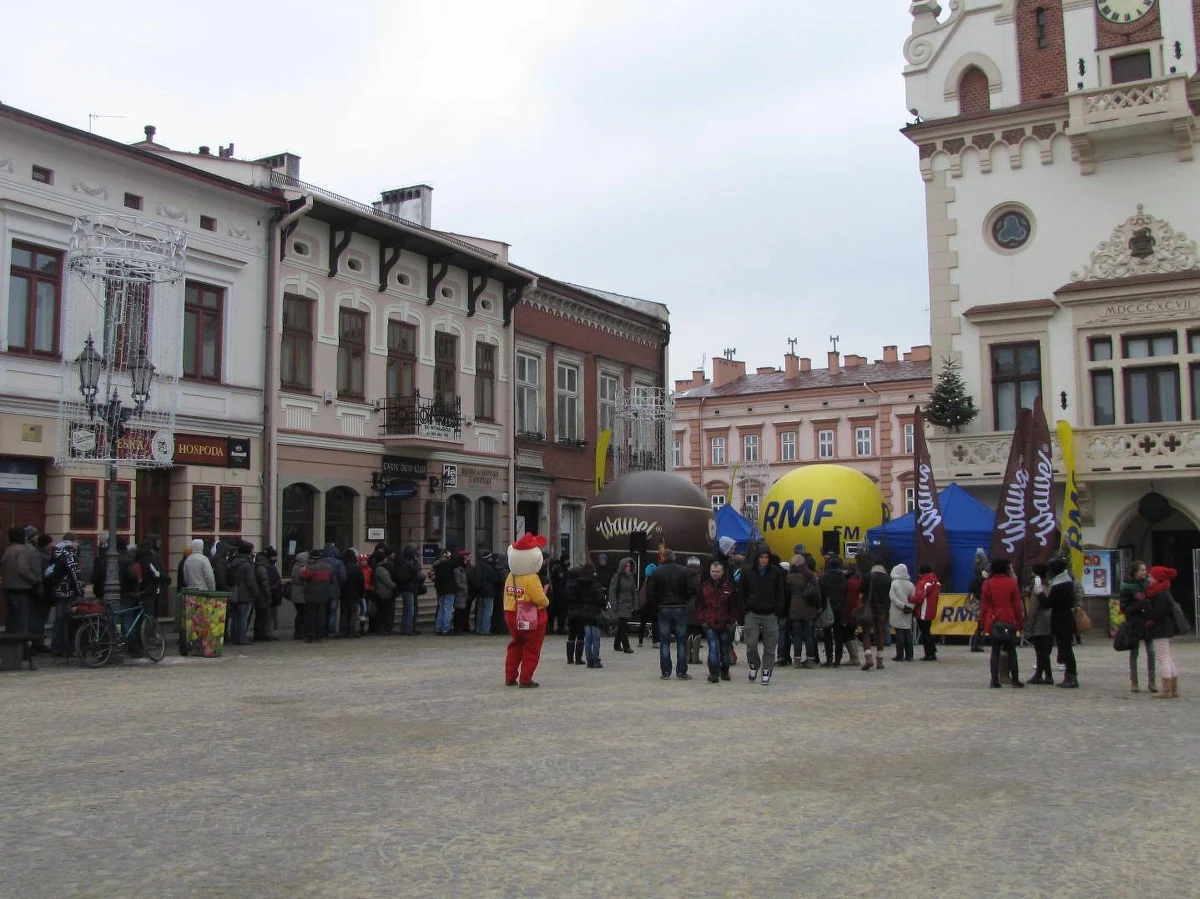 Choinkowy konwój RMF FM dotarł dziś do Rzeszowa! By otrzymać drzewko, wystarczyło przyjść na Rynek, aby zwiększyć swoje szanse... zaśpiewać. Na zwycięzcę kolędowego karaoke czeka wyjątkowa nagroda - występ na antenie RMF FM!